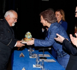 Su Majestad la Reina entrega el Premio Ciudad de Talavera 2014 a la Solidaridad al jefe de la Voluntarios de Protección Civil de Talavera de la Reina,